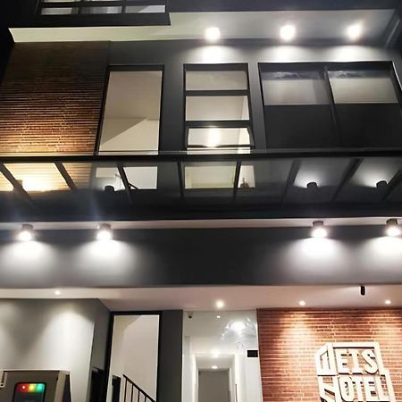 Weis Hotel Simpang Lima Semarang Bagian luar foto
