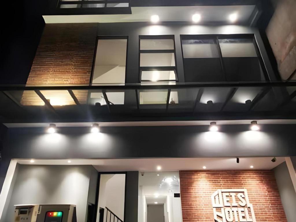 Weis Hotel Simpang Lima Semarang Bagian luar foto
