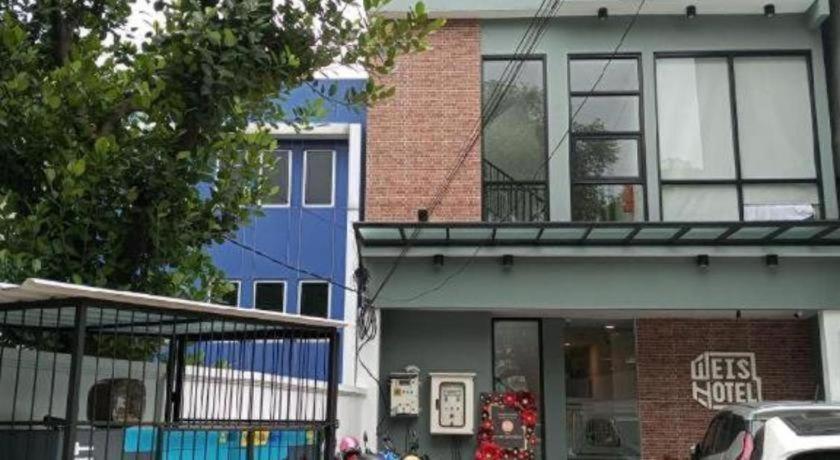 Weis Hotel Simpang Lima Semarang Bagian luar foto